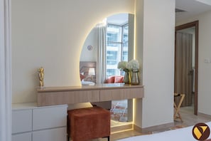 Une salle de bain moderne avec un meuble-lavabo, un miroir et une fenêtre.