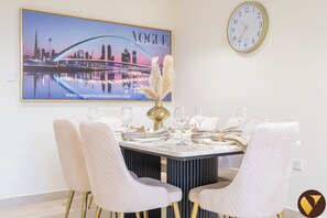 Appartement luxueux, balcon, vue sur le canal | Repas dans la chambre