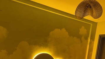 1 habitación, escritorio, tabla de planchar con plancha y cuna de viaje