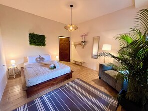 Desk, free WiFi - Zen Zaru Beautiful Hidden Hotel (Quepos)