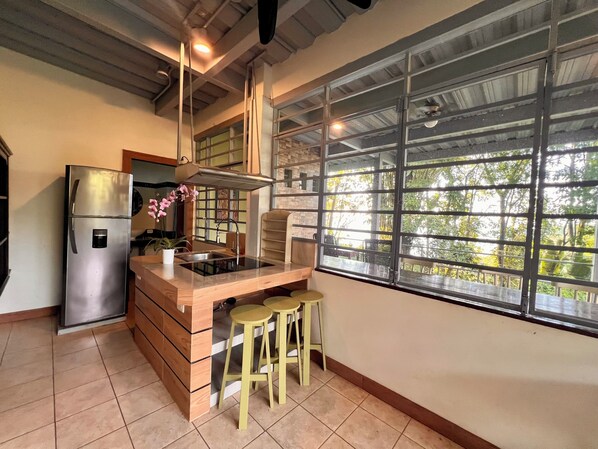 Apartamento Deluxe, balcón, vistas al mar | Escritorio y wifi gratis