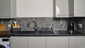 Geladeira, micro-ondas, fogão, cooktop