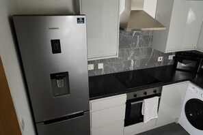 Kühlschrank, Mikrowelle, Ofen, Herdplatte