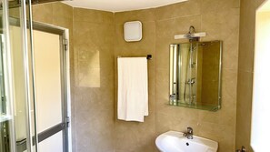 SĂšche-cheveux, serviettes fournies, savon, papier toilette