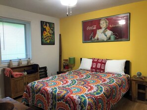 1 bedroom, desk, iron/ironing board, free WiFi - Charming 1-bedroom private suite. Easy walk to beach and boardwalk. (Virginia Beach)