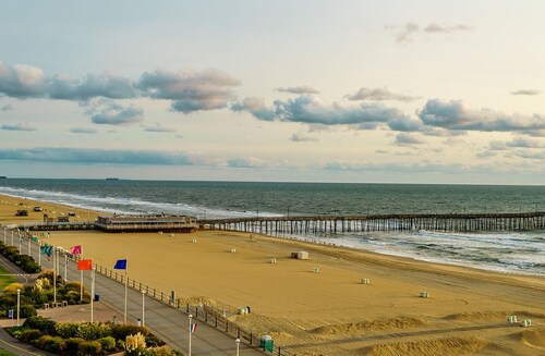 Charming 1-bedroom private suite. Easy walk to beach and boardwalk.