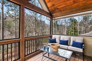 Property grounds - Riverbend Retreat-Riverfront/Hot Tub/Firepit/Kayak/Indoor-Outdoor Pools/Games (Ellijay)