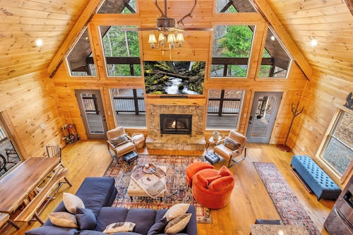 Riverbend Retreat-Riverfront/Hot Tub/Firepit/Kayak/Indoor-Outdoor Pools/Games