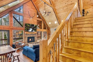 Smart TV, fireplace, video games, ping pong - Riverbend Retreat-Riverfront/Hot Tub/Firepit/Kayak/Indoor-Outdoor Pools/Games (Ellijay)