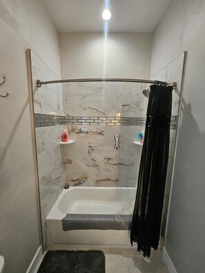 Séchoir à cheveux, serviettes fournies, savon, papier de toilette