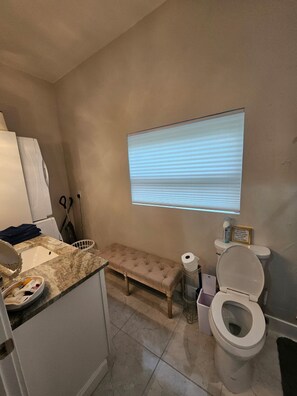 مجففات شعر، مناشف، صابون، ورق حمّام