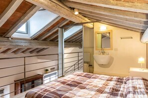 1 bedroom, desk, free WiFi, bed sheets