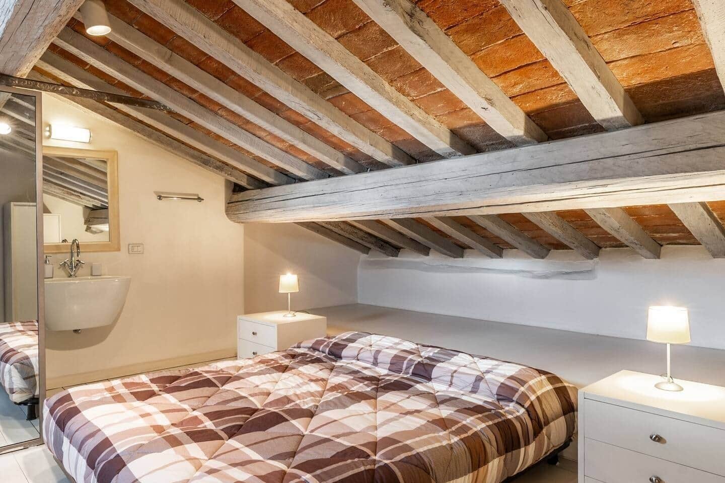 1 soverom, skrivebord, wi-fi (inkludert) og sengetøy