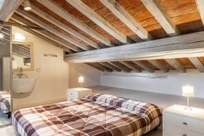 1 slaapkamer, een bureau, een strijkplank/strijkijzer, gratis wifi