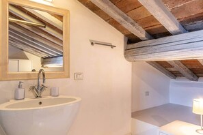 Een douche, een haardroger, een bidet, handdoeken