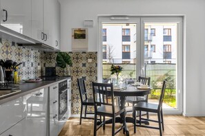 Refrigerador, horno, parrilla de estufa y lavavajillas 