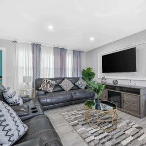 Smart TV - 4-bedroom house in charming Riviera Beach with WiFi, AC. Relax and unwind (RIVIERA BEACH)