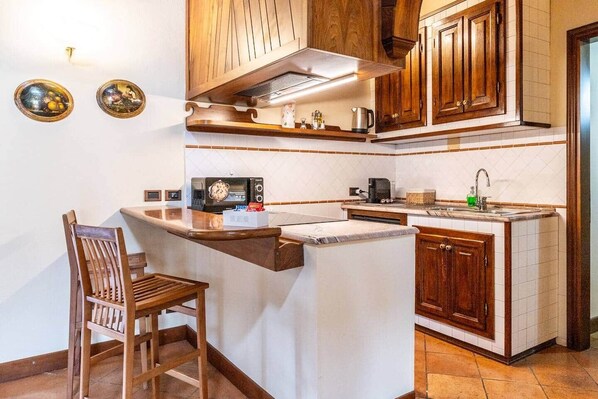 Réfrigérateur, four à micro-ondes, un four, surface de cuisson