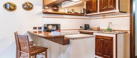 Fridge, oven, dishwasher, coffee/tea maker