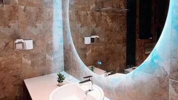 Chuveiro, toalhas de banho, sabonete