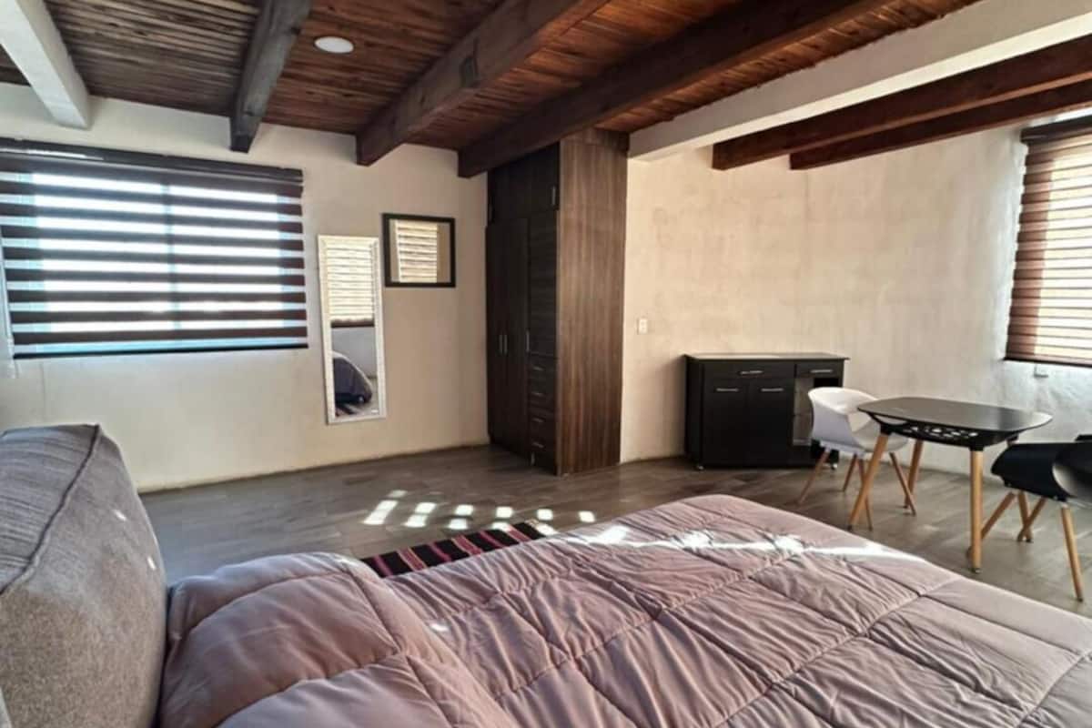Habitació doble bàsica, 1 llit individual gran, vistes al pati | Wifi gratuïta i roba de llit
