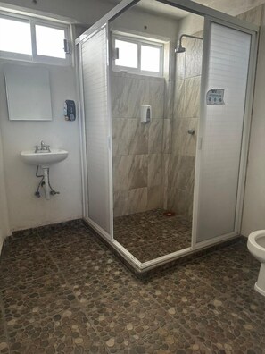 Douche, serviettes fournies