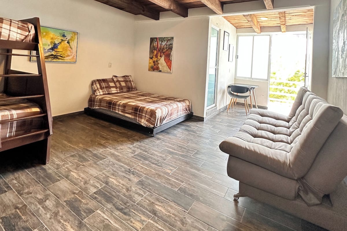Habitació quàdruple familiar, 1 dormitori, vistes al pati | Wifi gratuïta i roba de llit