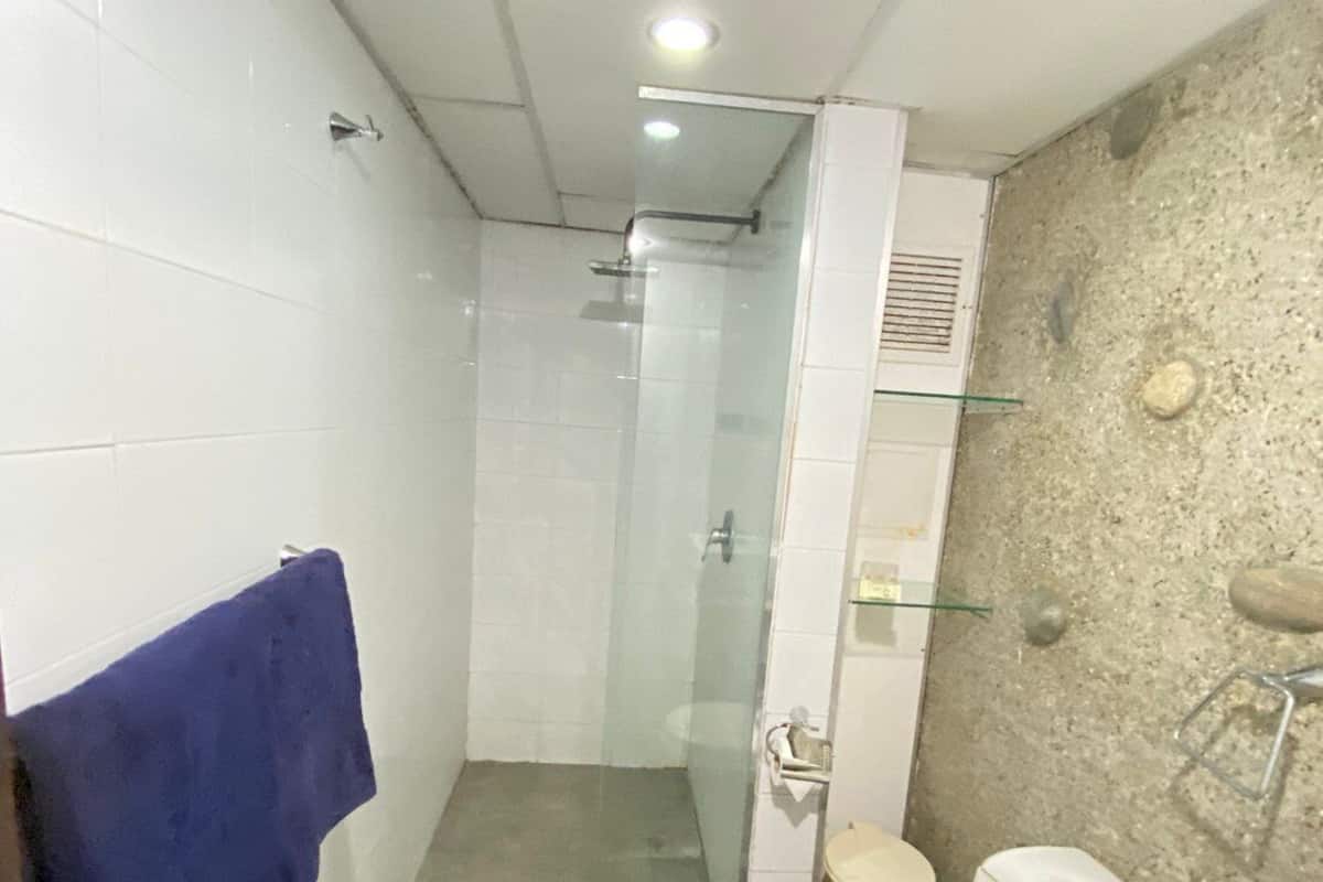 Ein Badezimmer mit Duschkabine, Toilette und Waschbecken.