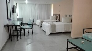 A hotel room with two beds, a desk, and a chair. - Koral OHS Hotel & Marina en Tucacas (Tucacas)