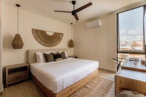 2 sovrum, skrivbord, strykjärn/strykbräda och resesäng