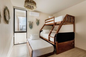 2 habitaciones, tabla de planchar con plancha y cuna de viaje 