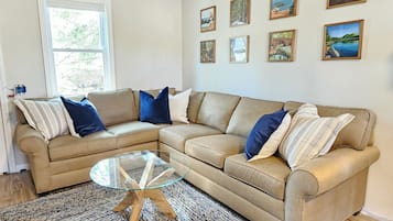 Een smart-tv en boeken