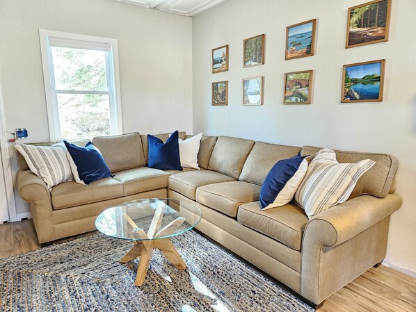 Smart TV, books - Blueberry Cottage (Southwest Harbor)