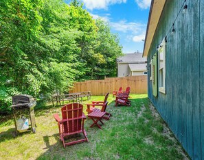 Outdoor dining - 5min. Walk to Town, 5min. drive to Acadia National Park (Southwest Harbor)