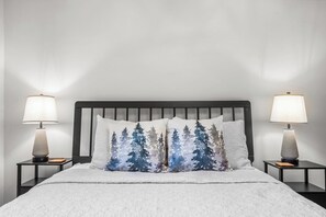 3 bedrooms, desk, iron/ironing board, travel crib - 5min. Walk to Town, 5min. drive to Acadia National Park (Southwest Harbor)
