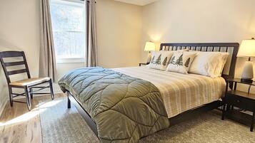 3 slaapkamers, een bureau, een strijkplank/strijkijzer, reisbedje