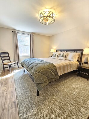 3 bedrooms, desk, iron/ironing board, travel crib - Blueberry Cottage (Southwest Harbor)