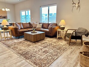 Smart-TV, bordtennis, bøker og stereoanlegg