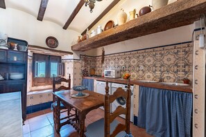 Fridge, microwave, dishwasher, coffee/tea maker - MalagaSuite Casa Rural Bobadilla (Antequera)