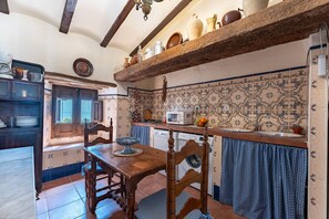 Réfrigérateur, micro-ondes, plaque de cuisson, lave-vaisselle