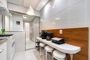 Apartemen Deluks, 3 kamar tidur, AC, pemandangan laut | Dapur pribadi | Lemari es, microwave, oven, dan kompor