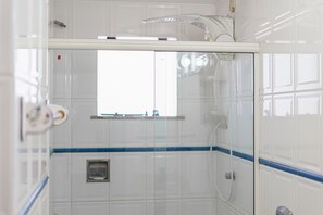 Apartamento luxo, 3 quartos, ar-condicionado, vista para o mar | Banheiro | Chuveiro, secador de cabelo, toalhas de banho, papel higiênico