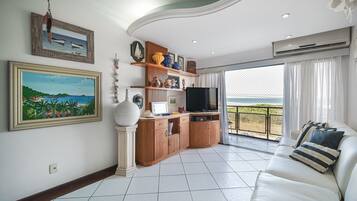 Departamento Deluxe, 3 habitaciones, aire acondicionado, vista al mar | Área de sala de estar