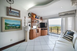 Apartamento luxo, 3 quartos, ar-condicionado, vista para o mar | Área de estar