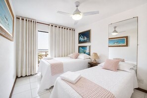 Deluxe-Apartment, 3 Schlafzimmer, Klimaanlage, Meerblick | 3 Schlafzimmer, Verdunkelungsvorhänge, Bügeleisen/Bügelbrett