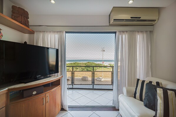Deluxe Apartment, 3 Bedrooms, Air conditioning, Sea View | Living area