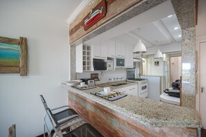 Apartamento luxo, 3 quartos, ar-condicionado, vista para o mar | Cozinha privada | Geladeira, micro-ondas, fogão, cooktop