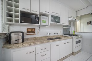 Lägenhet Deluxe - 3 sovrum - luftkonditionering - havsutsikt | Eget kök | Kylskåp, mikrovågsugn, ugn och spishäll