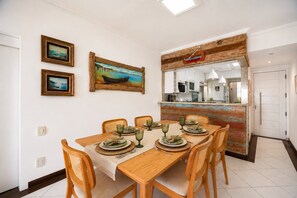 Deluxe-Apartment, 3 Schlafzimmer, Klimaanlage, Meerblick | Speisen