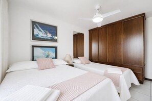 Apartemen Deluks, 3 kamar tidur, AC, pemandangan laut | 3 kamar tidur, tirai kedap cahaya, dan setrika/meja setrika